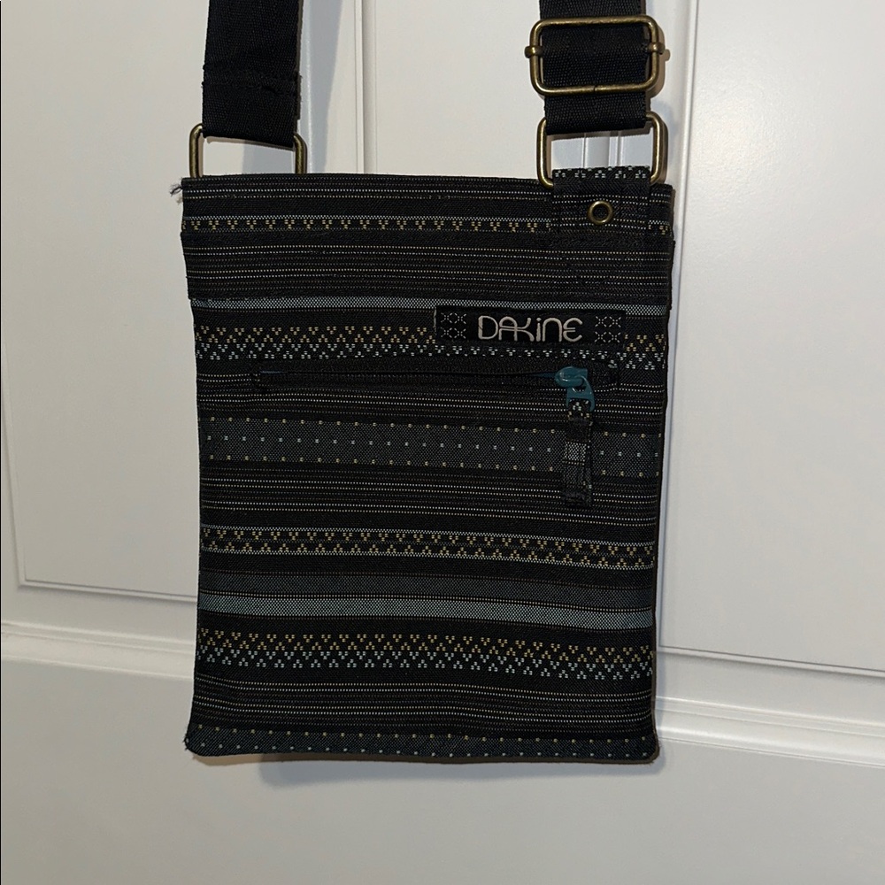 Dakine cross-body purse